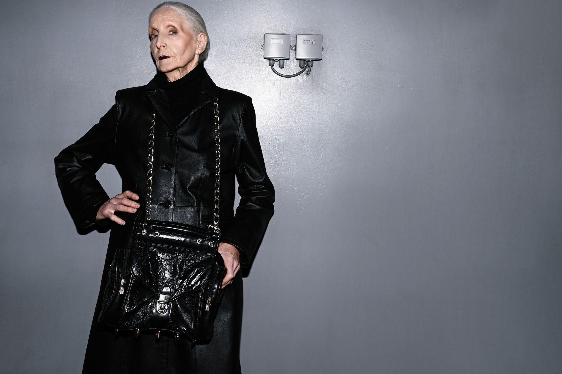 Najstarsza polska modelka w podziemiach Warszawy. Ta sesja to streetwear i teatralność w jednym