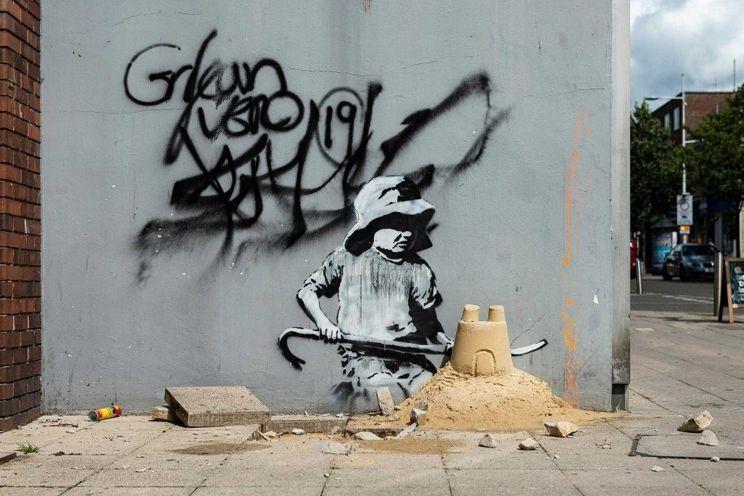 Właściciel budynku wyrwał ścianę z muralem Banksy'ego, bo chce sprzedać go na aukcji
