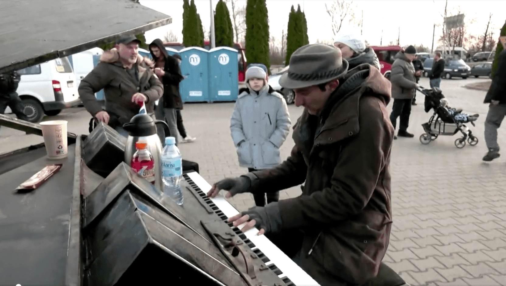 Granica polsko-ukraińska. Pianista wita melodią uchodźców uciekających przed wojskami Putina