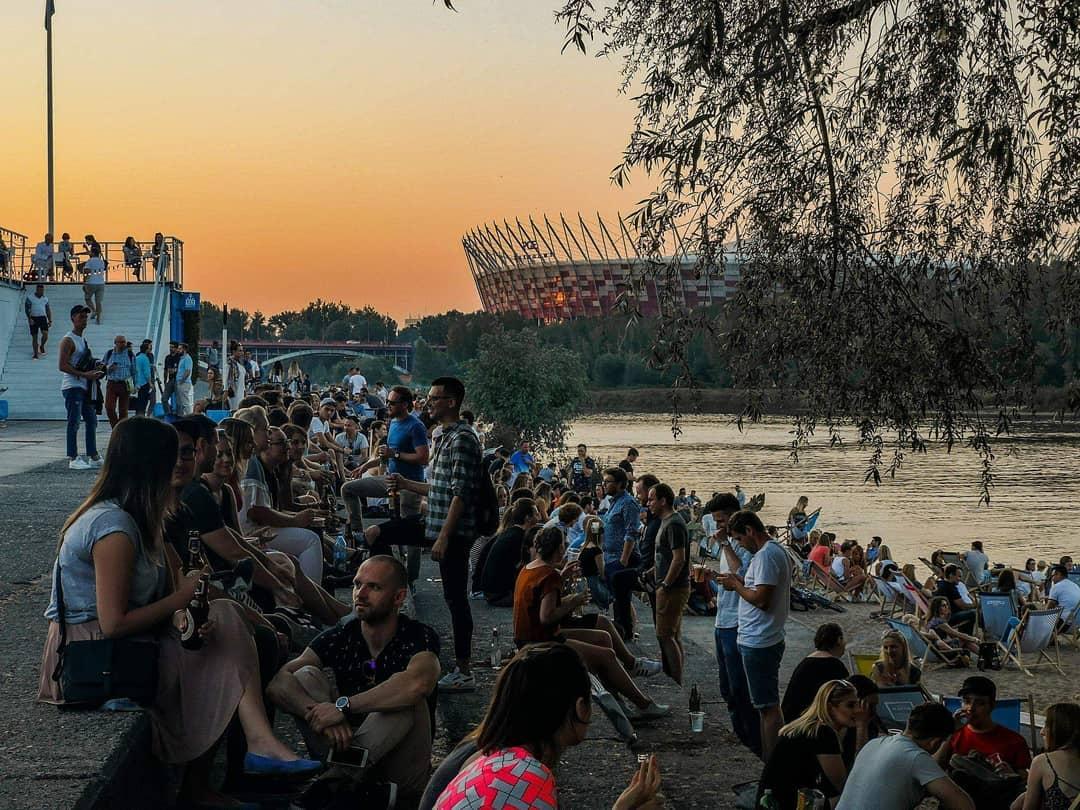 Alkohol na schodkach nad Wisłą w Warszawie legalny? Trzaskowski mówi tak i odwołuje się od decyzji sądu