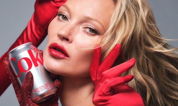 Kate Moss nową dyrektorką kreatywną Diet Coke. Romans marki słynnego napoju z gwiazdami mody trwa