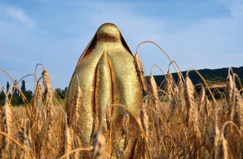 Rzeźba złotej waginy w Teatrze Dramatycznym w Warszawie wzbudza mieszane uczucia mieszkańców