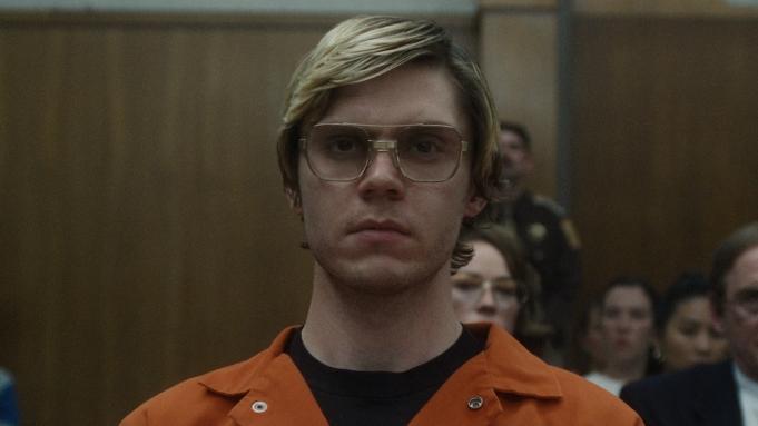 Evan Peters przeraża jako Jeffrey Dahmer w nowym serialu. „Potwór” od dziś na Netflixie