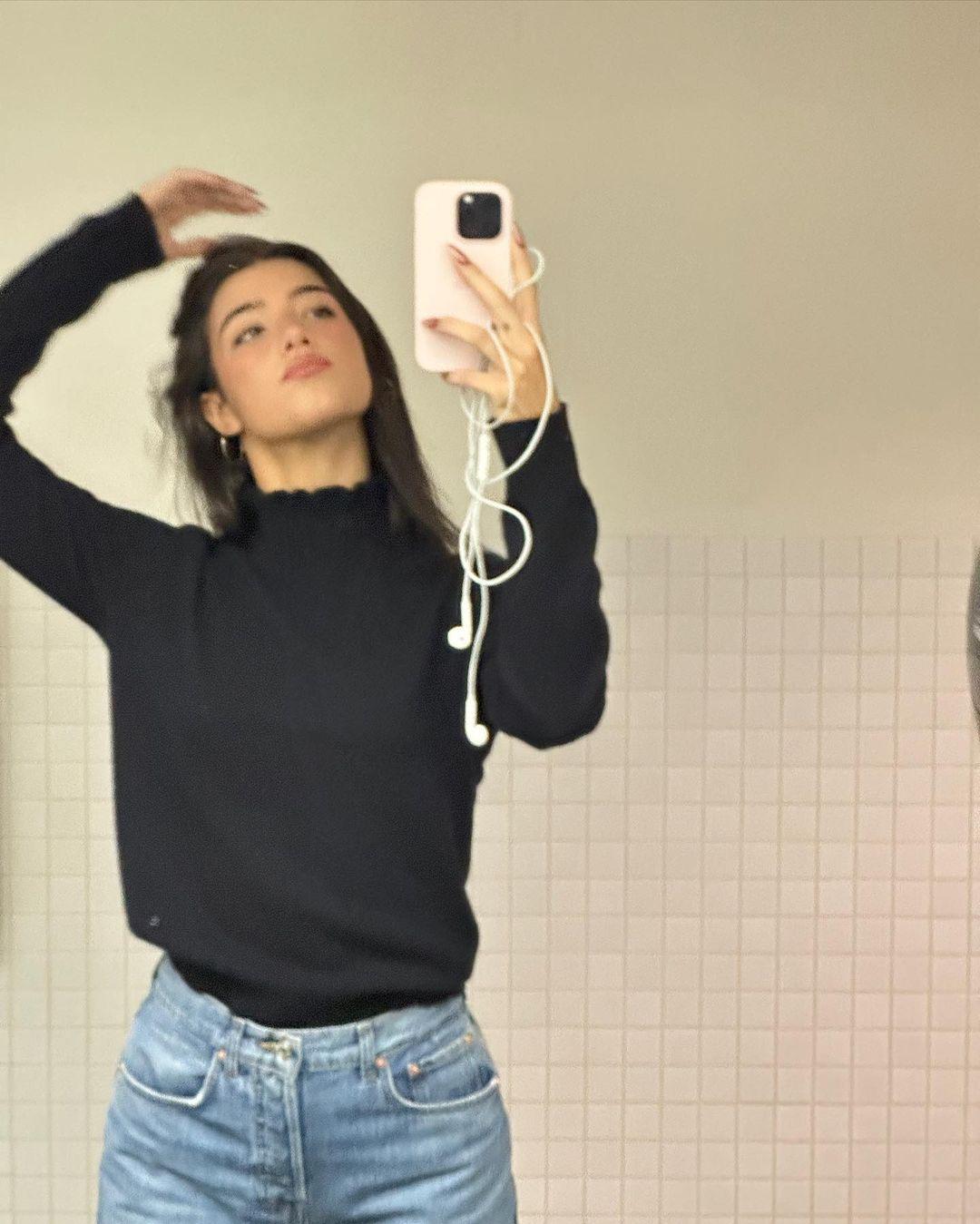 Słuchawki przewodowe: fashion statement Y2K czy ekonomiczna wygoda?