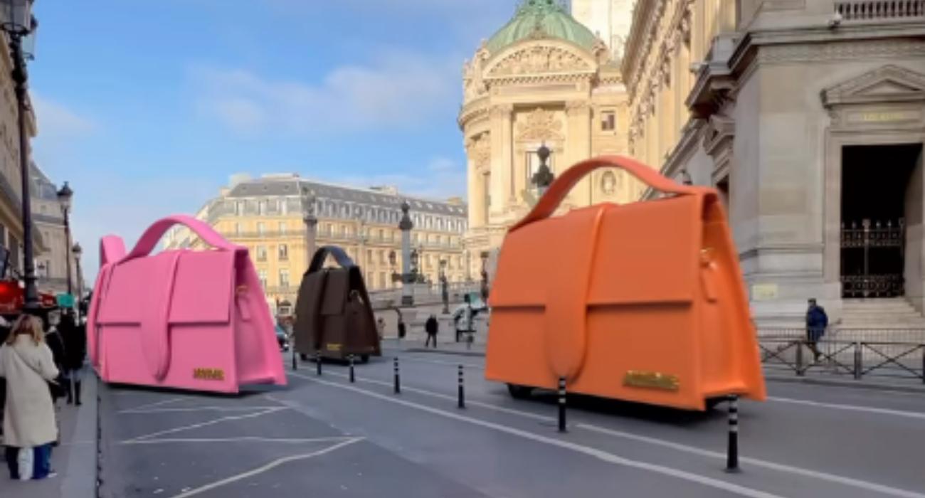 Gigantyczne torebki Jacquemus przejęły ulice Paryża. Viralowe wideo podbija sieć!