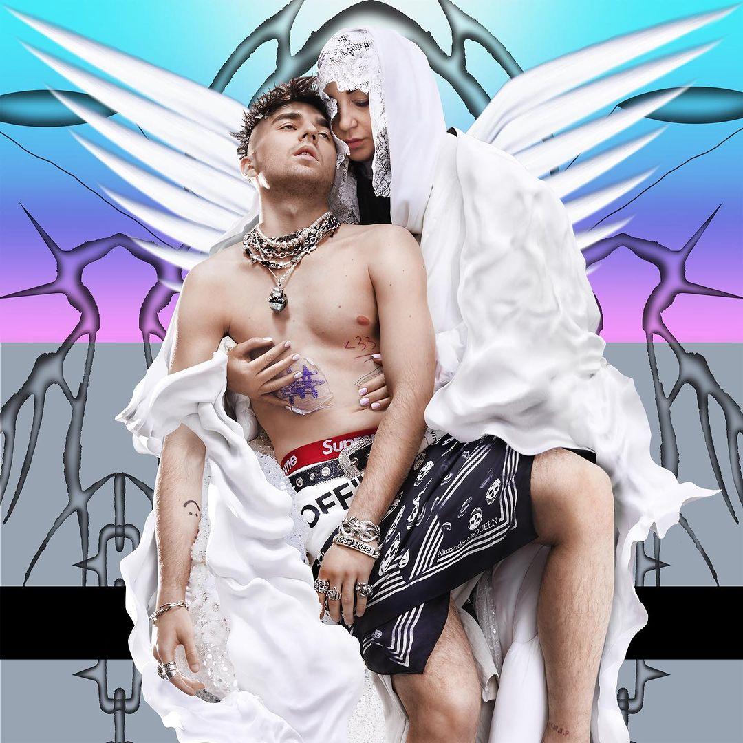 Mata niczym Jezus pozuje z mamą na okładce nowego albumu. To reinterpretacja „Piety” Michała Anioła