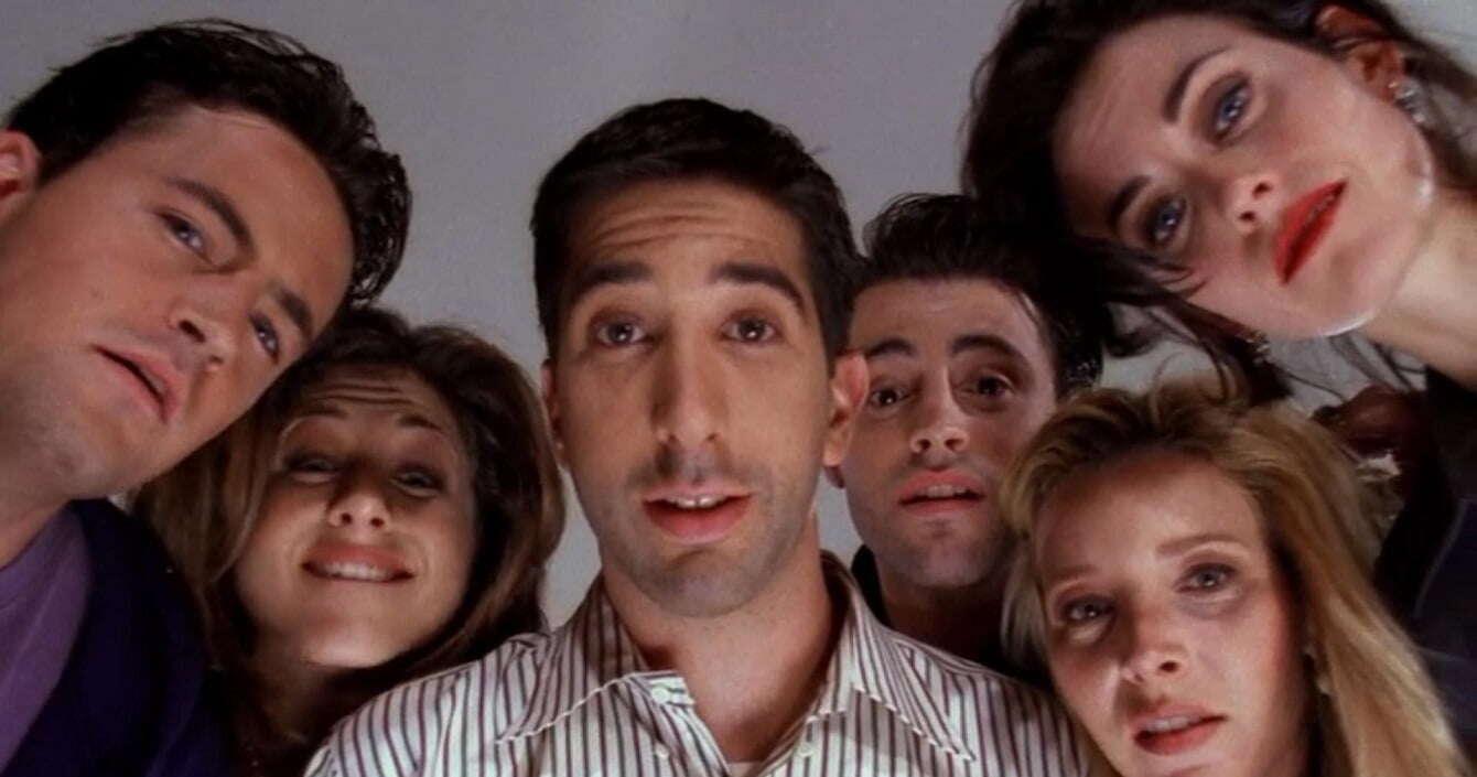 „Miła, ale nieszczególnie zabawna” – jedna z postaci serialu „Przyjaciele” niemal pożegnała się z pracą