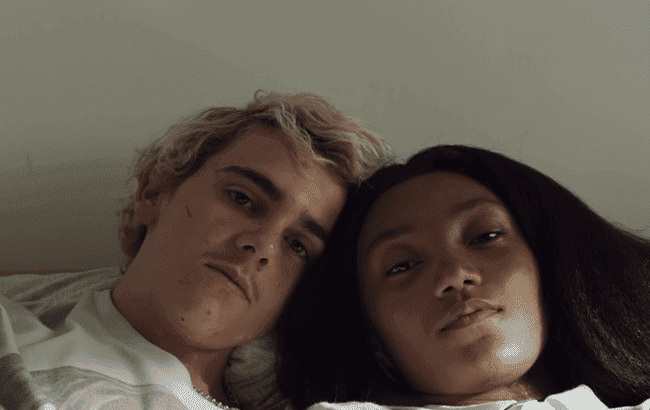 Czujesz FOMO czy JOMO? Młodzi odrzucają presję i potrzebę bycia na bieżąco