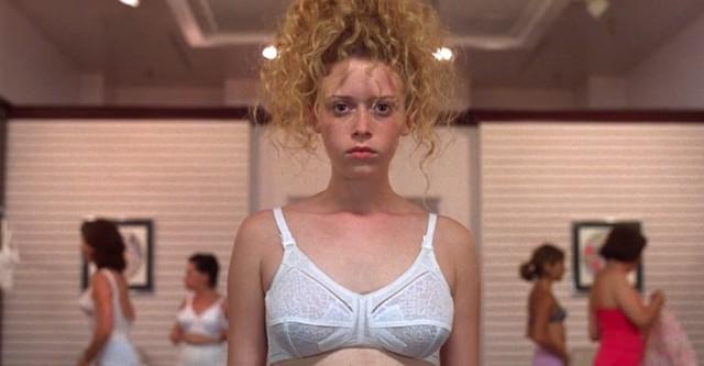 Dziewczyna zwolniona z pracy w fabryce za brak stanika. To pierwszy przypadek w historii