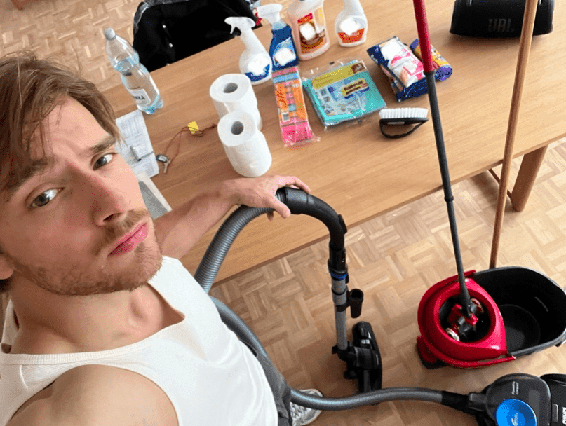 Viralowa akcja Maćka Musiała – wysprząta ci dom do zapętlonego utworu „Explosion”