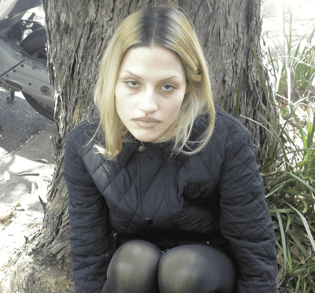 Koniec z „clean girl aesthetic” – czas na wielki powrót „messy chic”