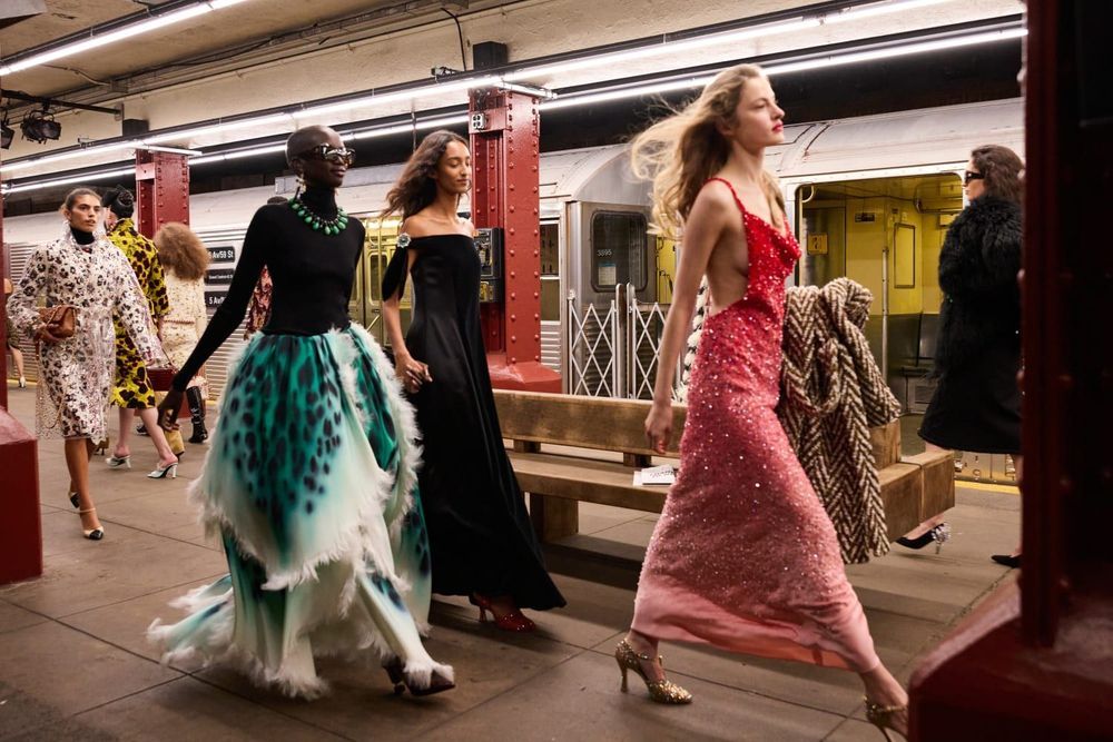 Chanel Métiers d’Art 2026: Matthieu Blazy łączy rzemiosło i popkulturę w nowojorskim metrze
