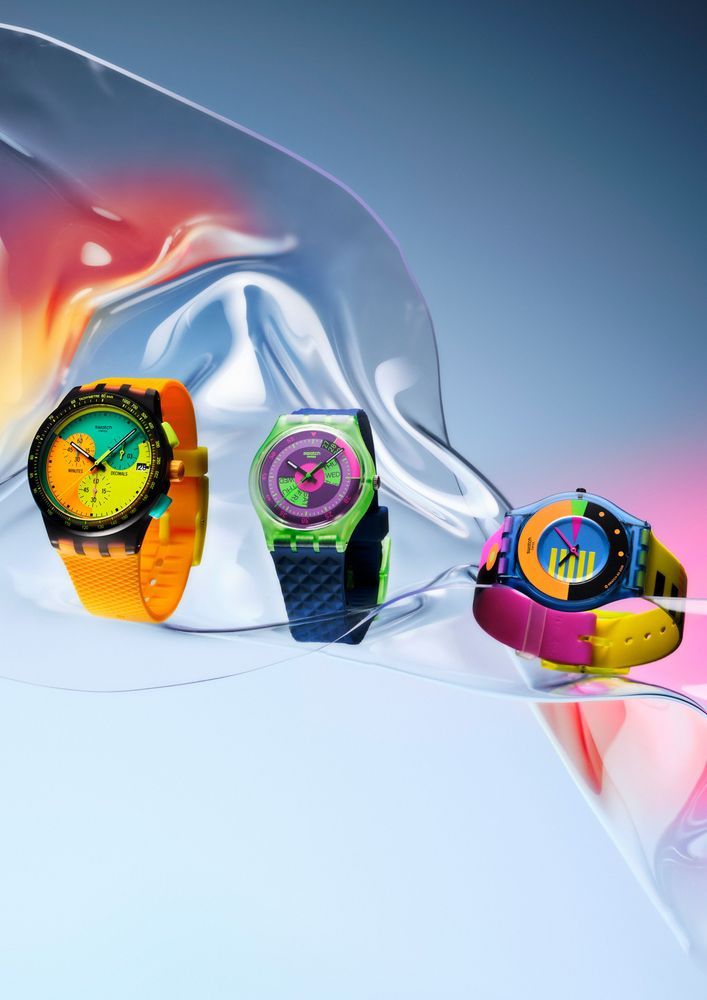 Neony, nostalgia i płatność zegarkiem. Swatch pełen kolorów