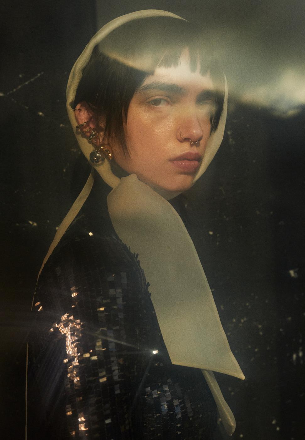 Chusta Tomasz Ossoliński, biżuteria Rosa, top Versace