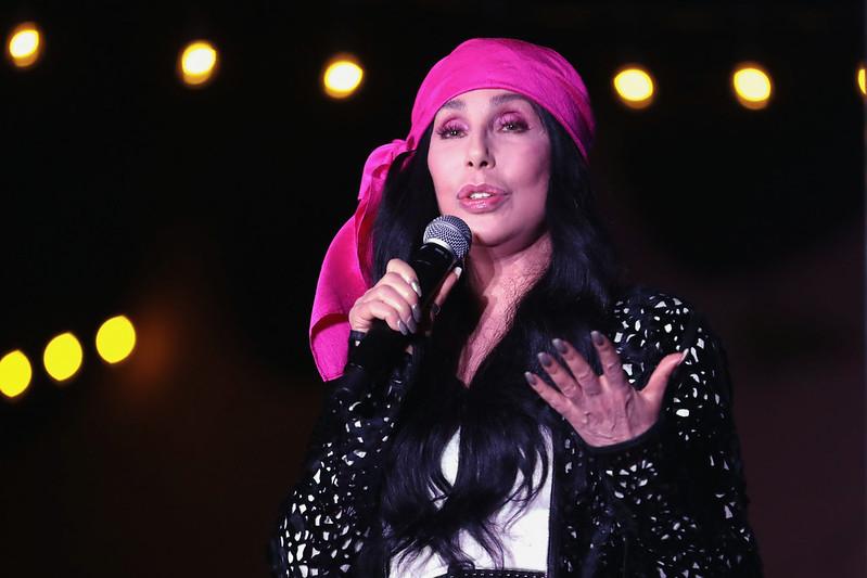 Cher – „Mom, I am a rich man” i stać mnie na pokój dla peruk