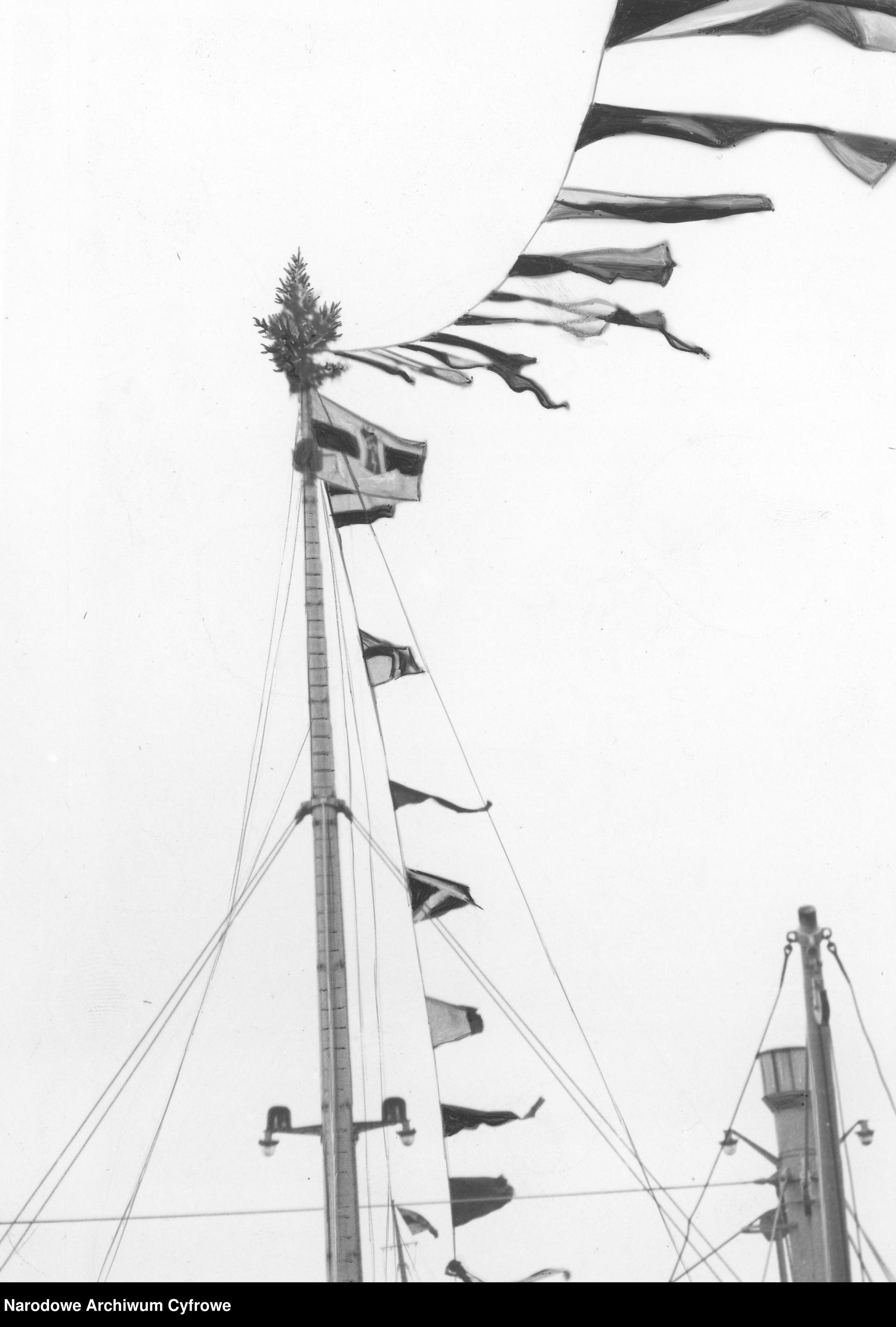 Choinka na maszcie "Batorego" z okazji Świąt Bożego Narodzenia