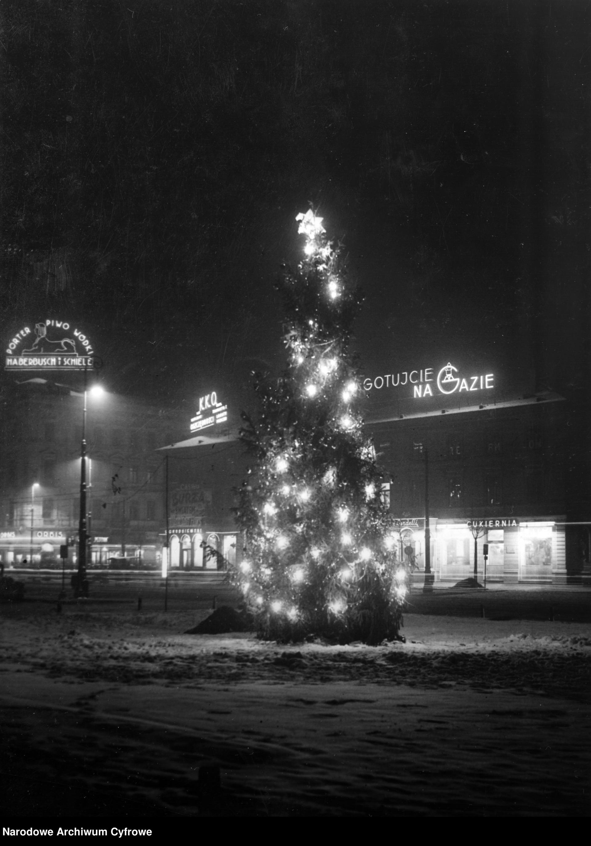 Choinka przed Dworcem Głównym w Warszawie
