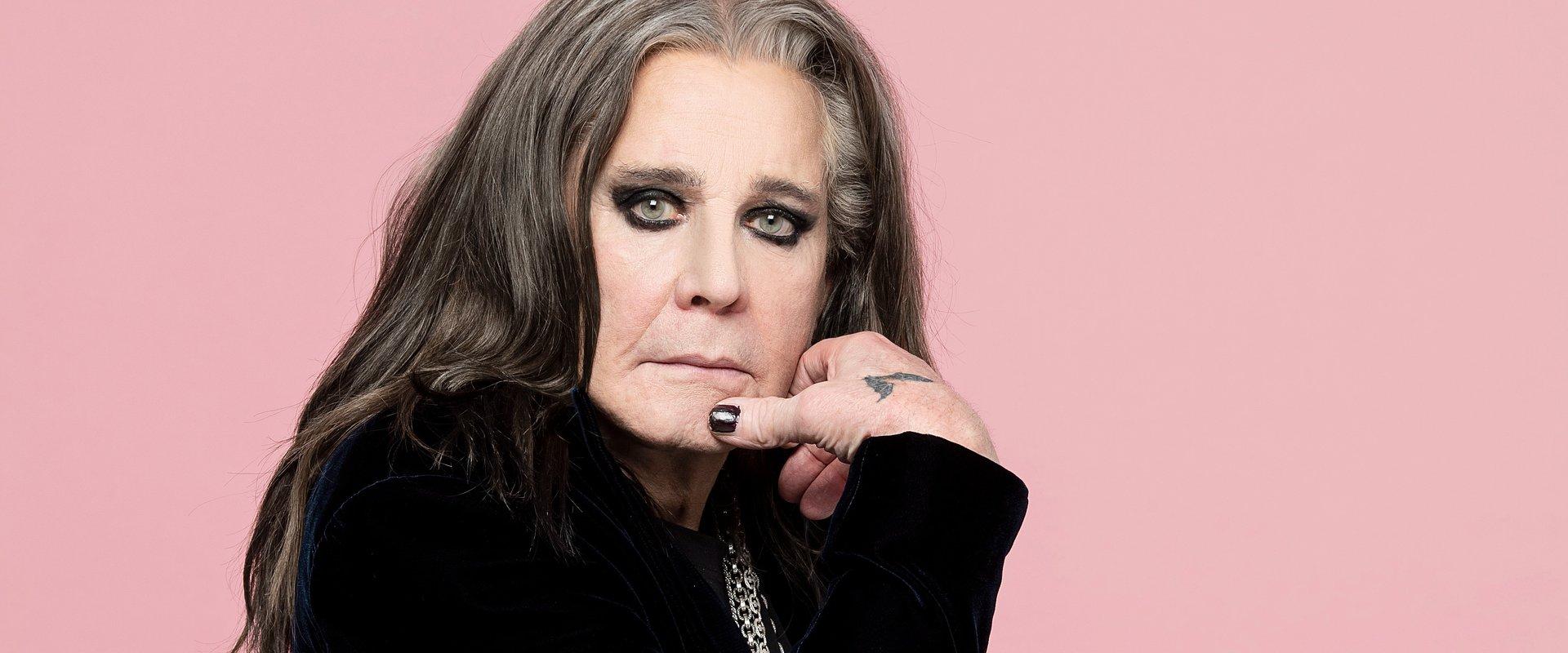 Albuquerque, Nowy Meksyk: Ozzy śpiewa piosenki Black Sabbath, stojąc na dachu kolejki linowej