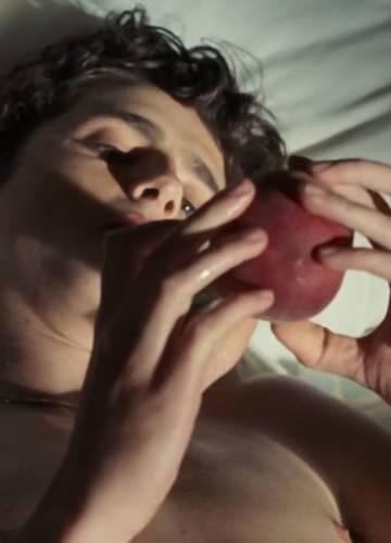 4. Scena z brzoskwinią z filmu „Tamte dni, tamte noce" (2017)