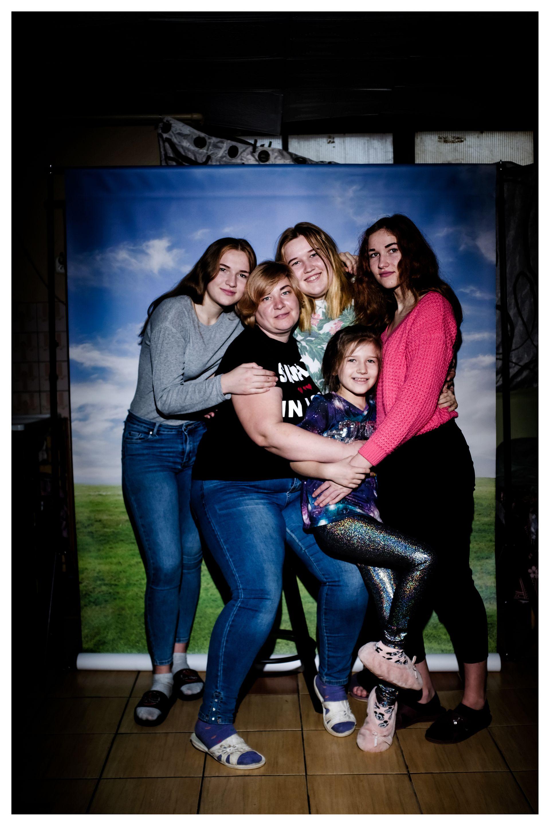 Svetlana (36 lat), Tamara (19 lat), Jana (14 lat), Nela (17 lat), Victoria (9 lat), Shlapan', obwód wołyński